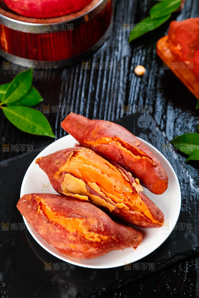 黑石板上的糖心蜜薯