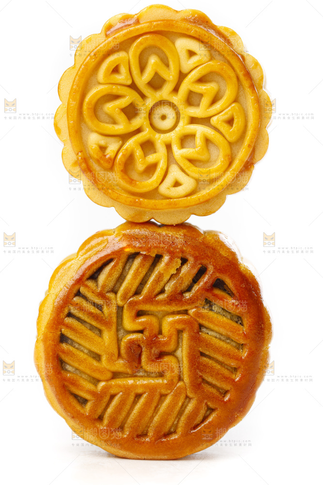 白底上放着广式月饼