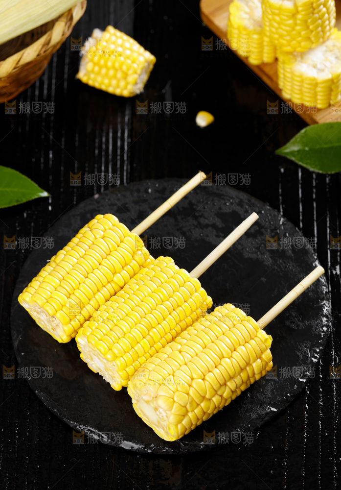 黑石板上的东北玉米