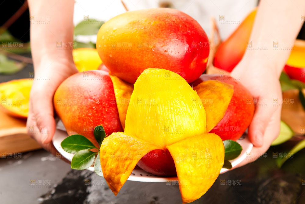 手里拿着吉禄芒果