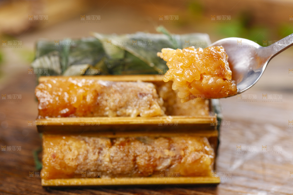 木板上的竹筒粽子