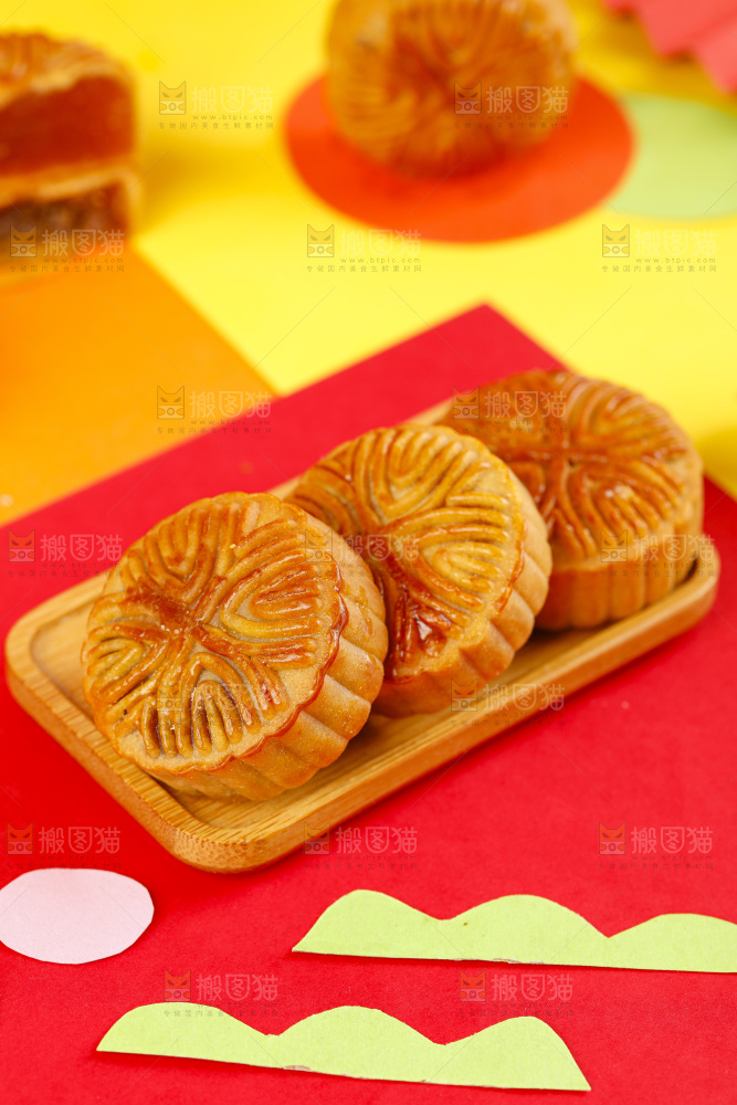 盘子里放着传统月饼