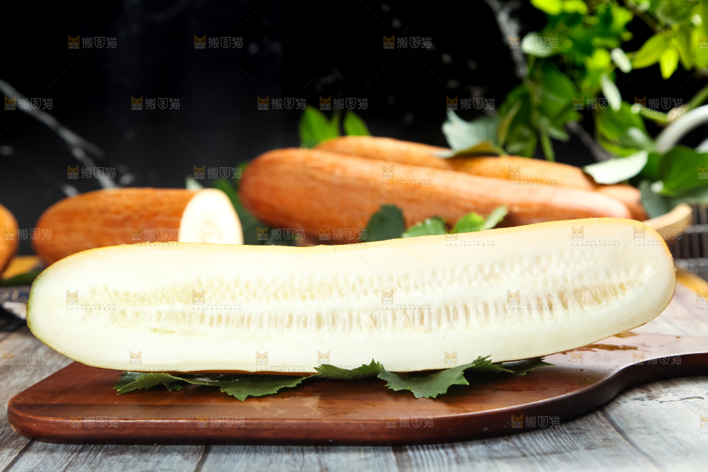 木板上的黄皮大黄瓜