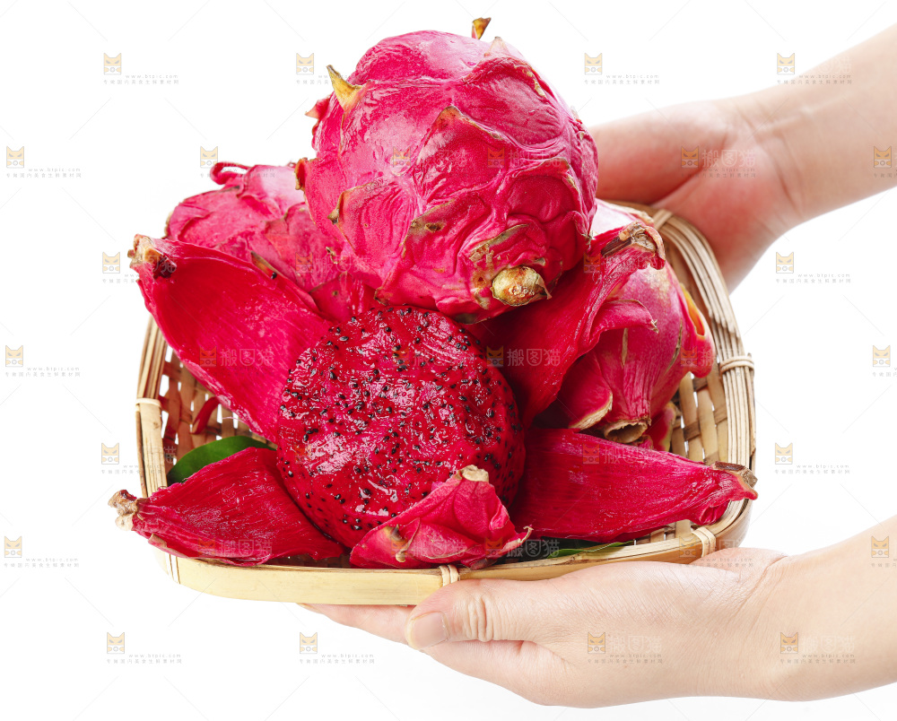 手里捧着新鲜火龙果肉