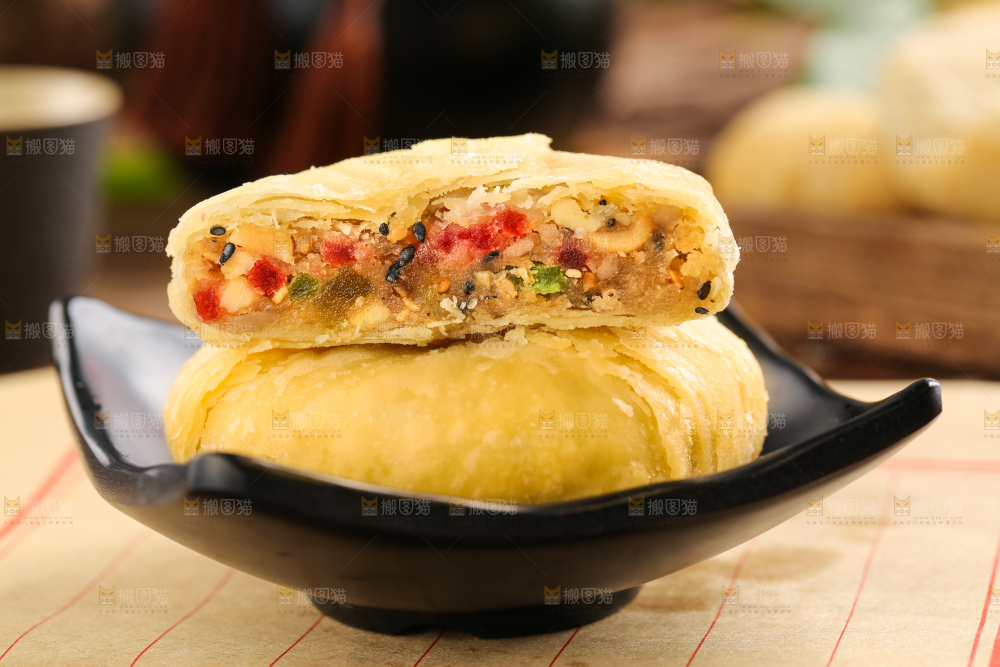 木板上的酥皮月饼