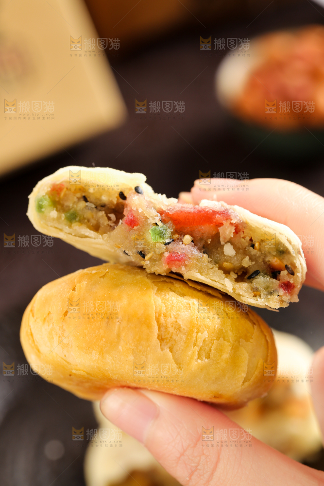 手里拿着苏式月饼