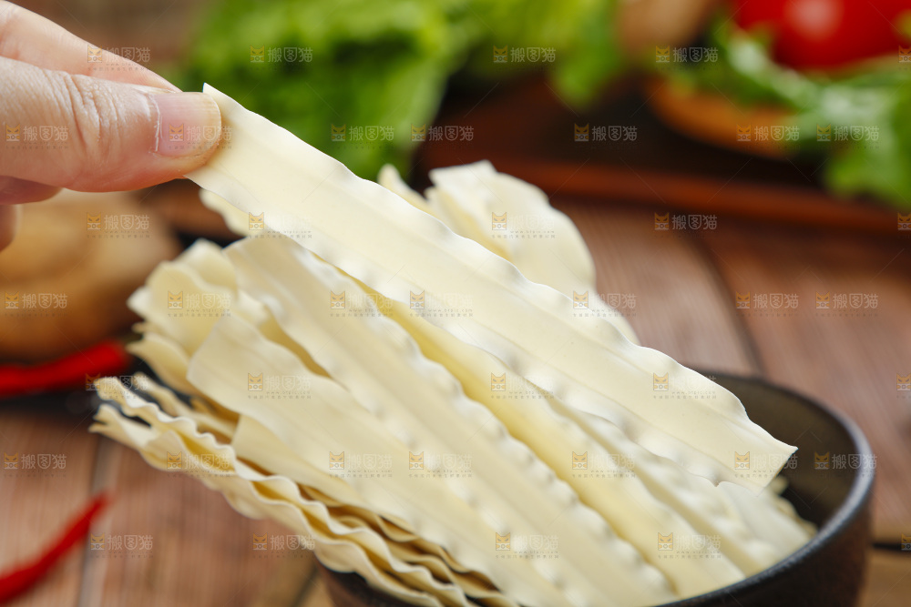 碗里放着爽滑宽面