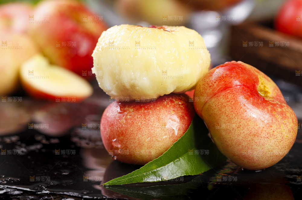 黑石板上放着油蟠桃