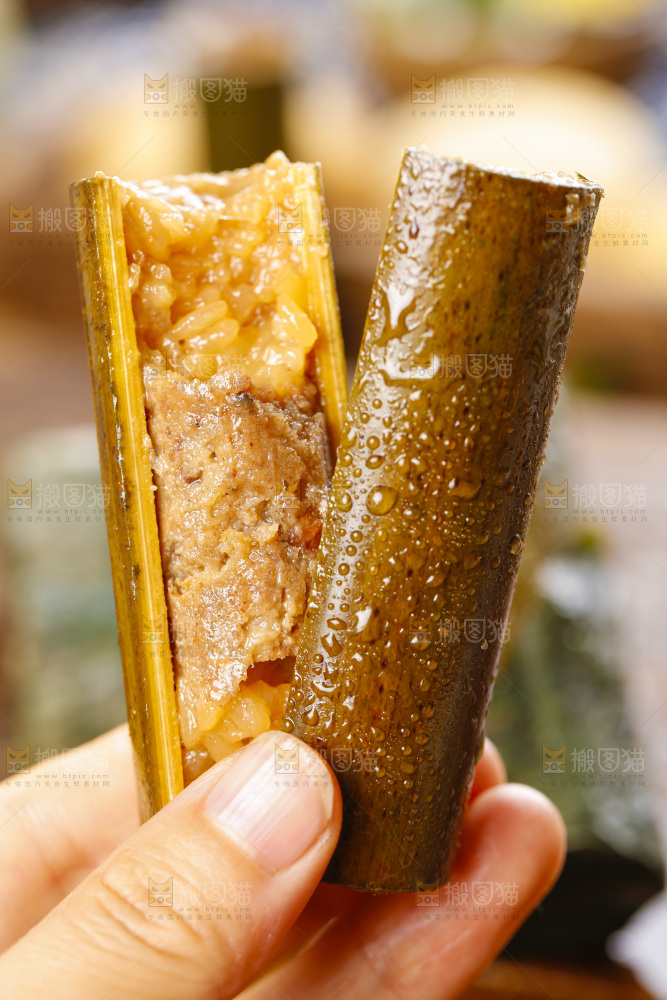 手里拿着竹筒糯米饭
