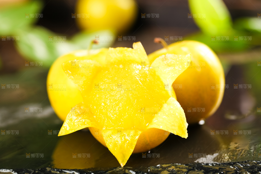 石板上的黄金李子