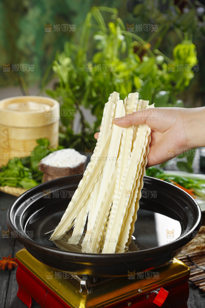 砂锅里放着刀削面