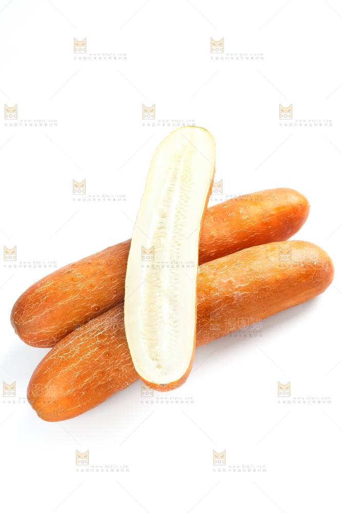 白底上的新鲜老黄瓜