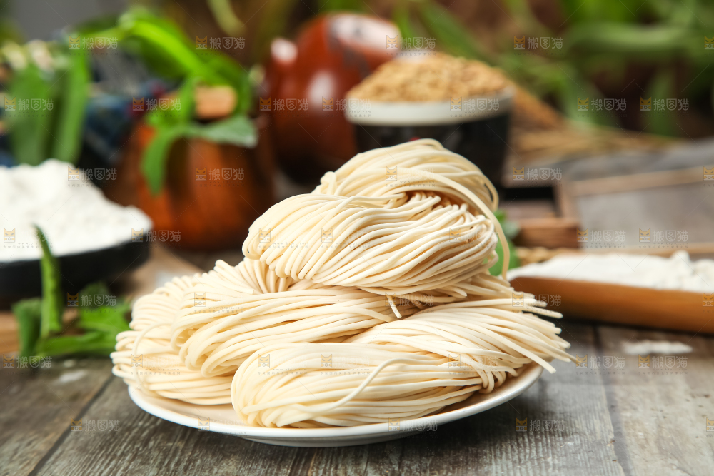 木板上放着一盘手工面条
