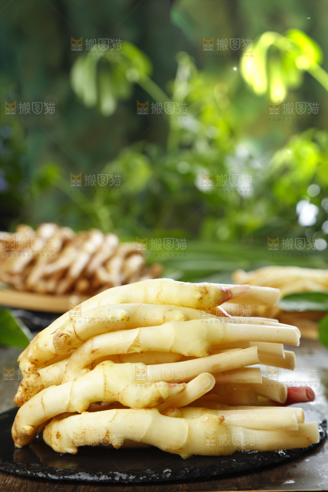 黑石板上放着红芽嫩姜