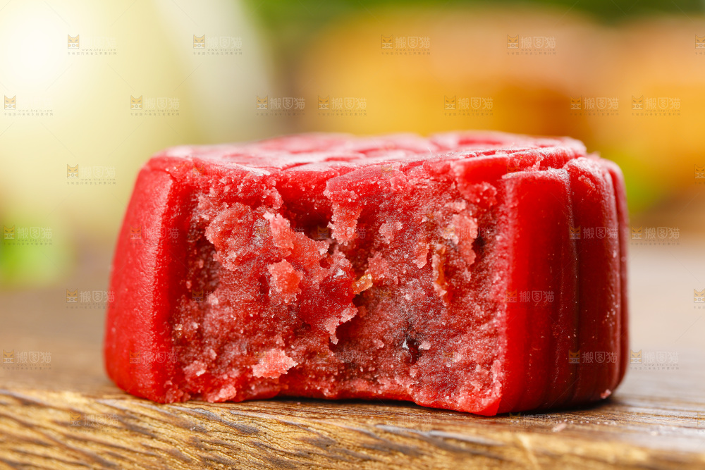 木板上的金沙流心月饼