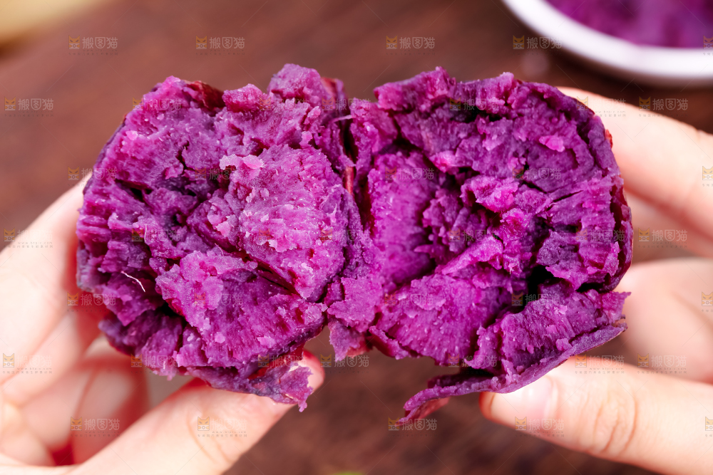 木板上的紫薯果肉
