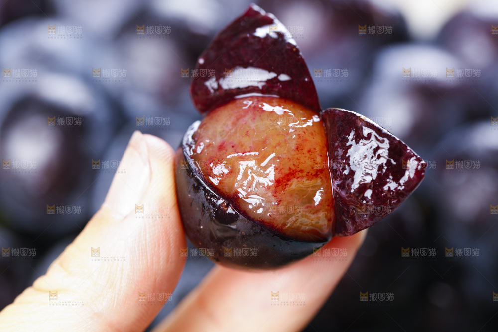 浅底上的黑葡萄