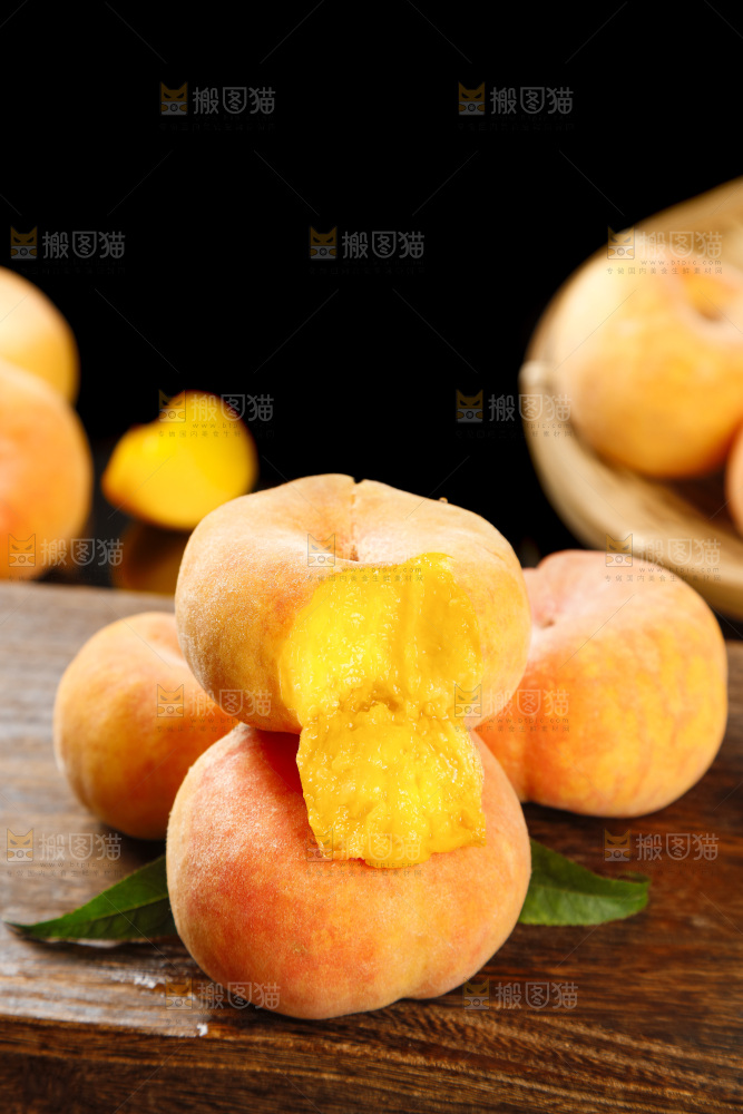 木板上放着毛蟠桃
