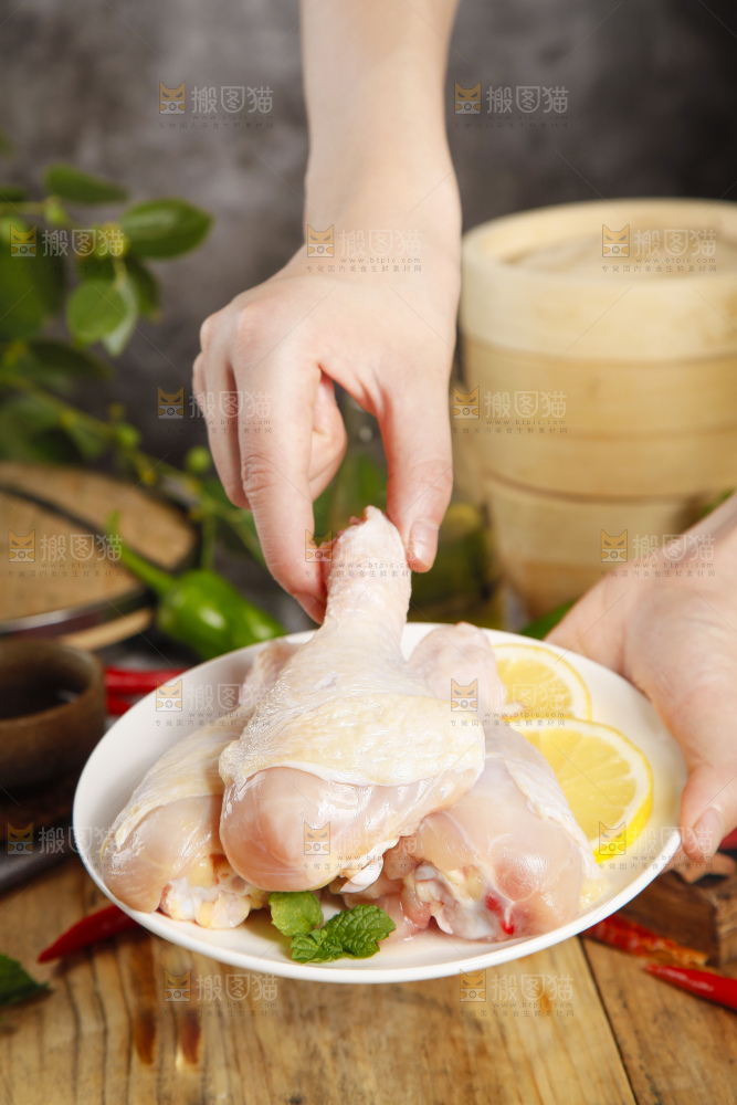 板子上放腌鸡腿