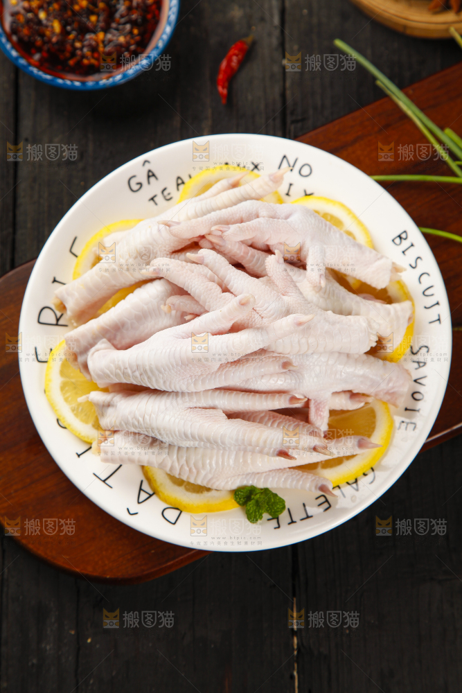盘子里装着鸡脚