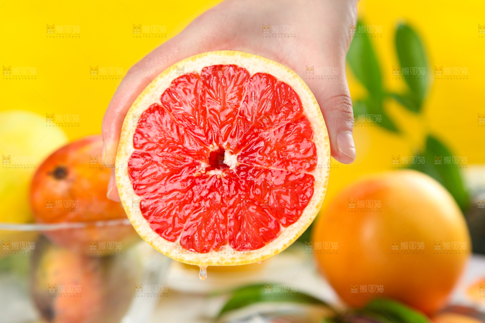 手上拿着西柚果肉