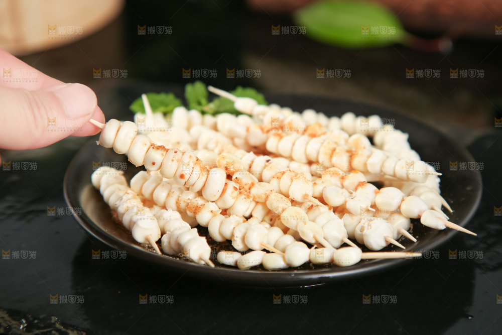 盘子里装着牛奶糯玉米