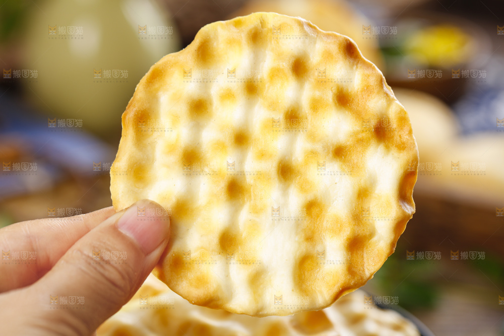 手里拿着石子馍