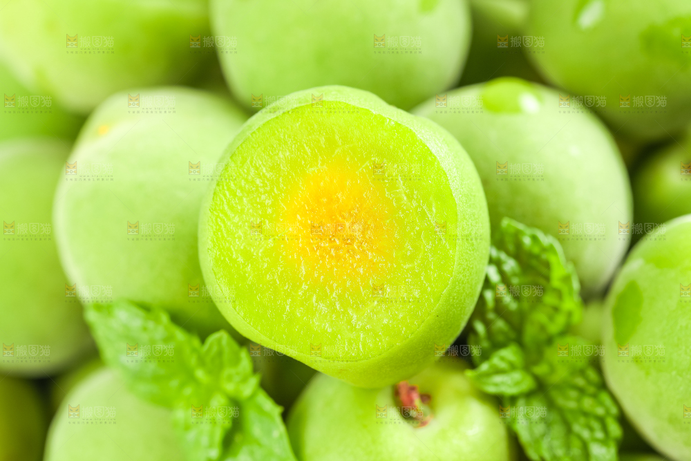 篮子里放着脆青梅