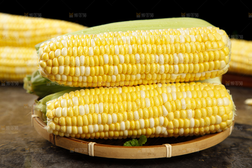 盘子里的云南水果玉米