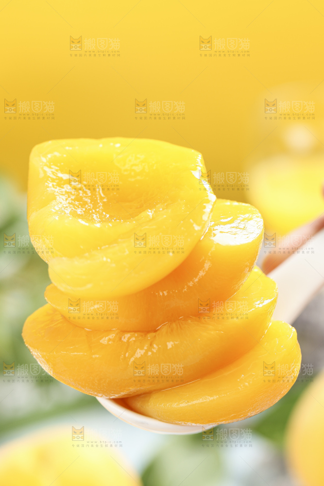 勺子里装着黄桃果肉