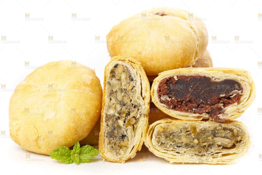 白底上摆放着一堆苏式月饼