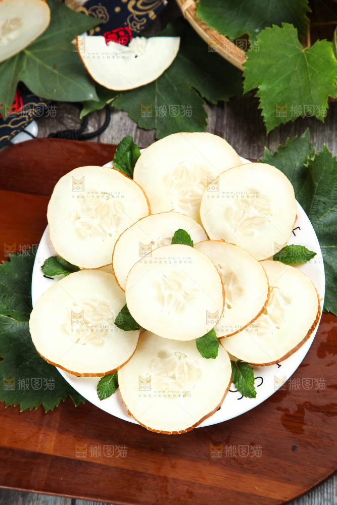 木板上的黄皮大黄瓜