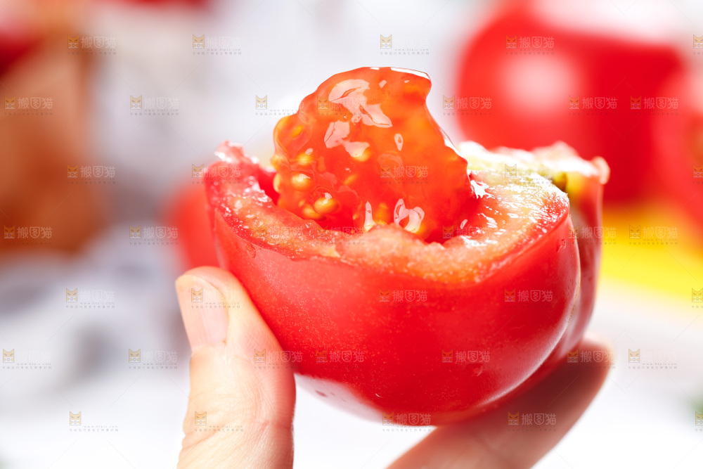 石板上的沙瓤西红柿