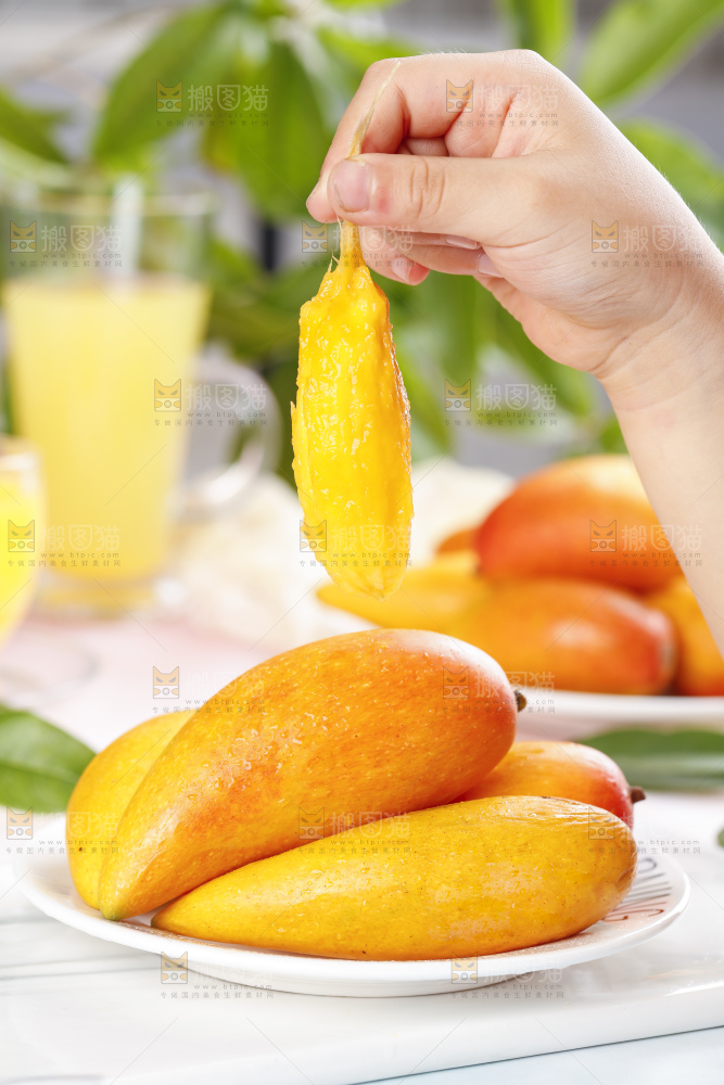 石板上放着辣椒芒