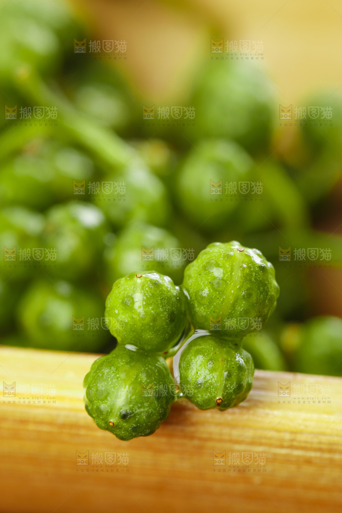 木板上的九叶青花椒