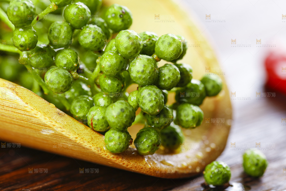 木板上的九叶青花椒