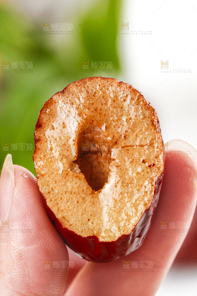 石板上摆放着干红枣