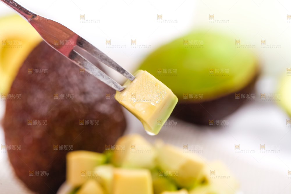 叉子上叉着牛油果肉