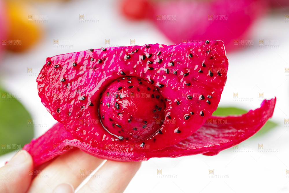 亮底上放着海南金都一号火龙果