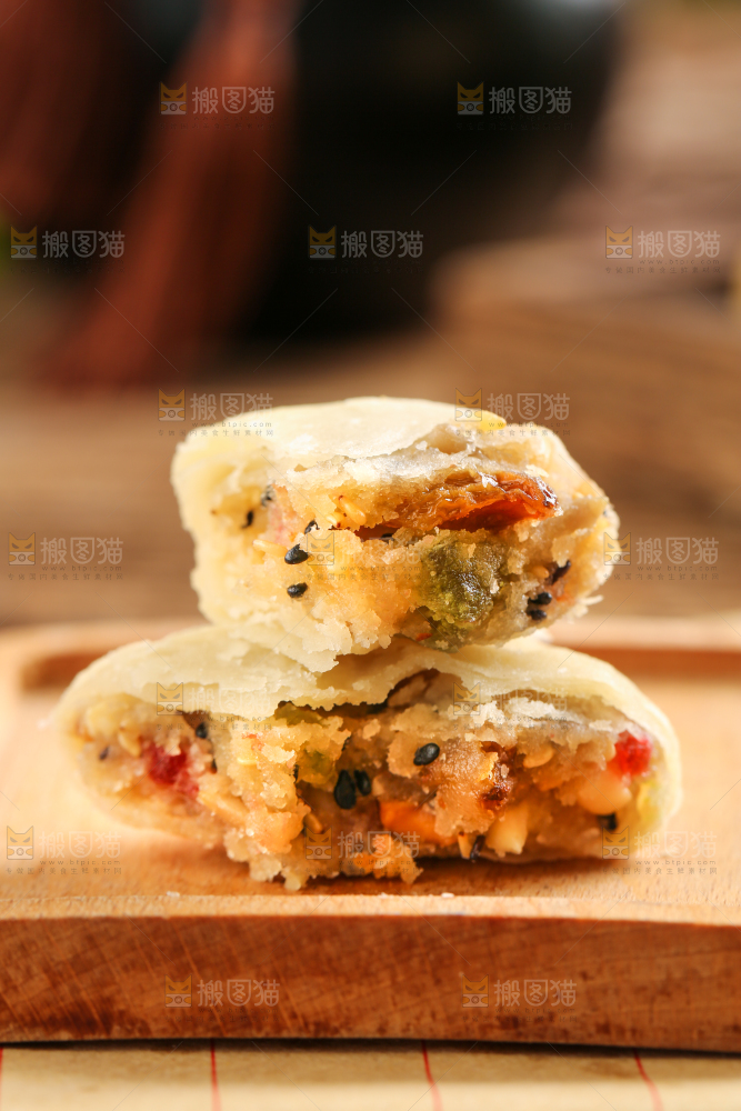 木板上的酥皮月饼