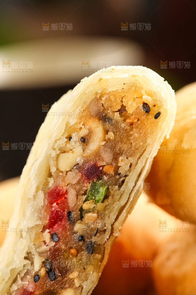 竹底上摆放着酥式月饼