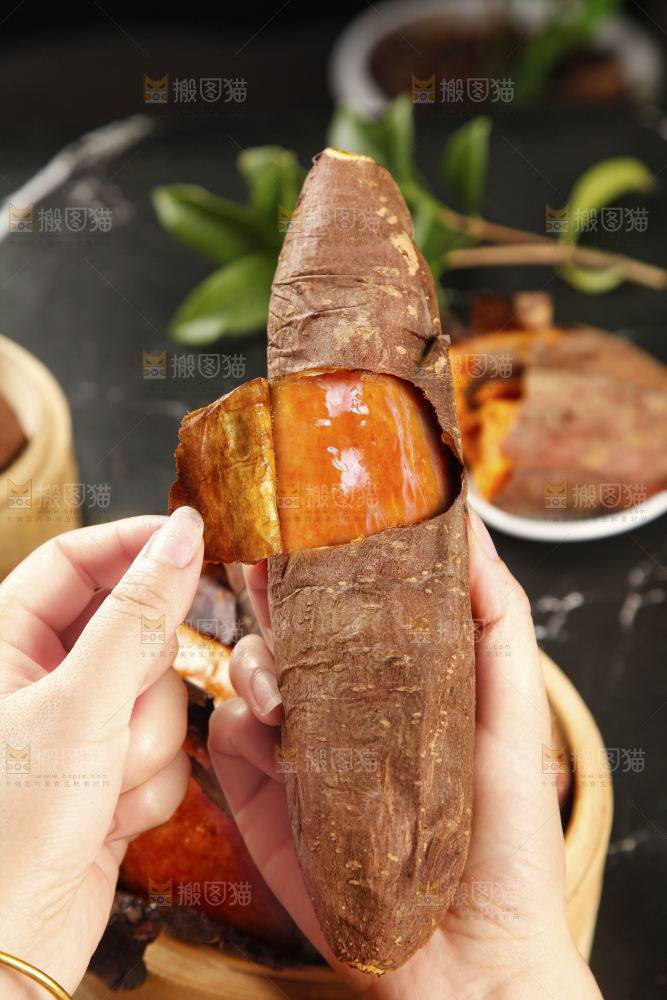 手里拿着糖心蜜薯