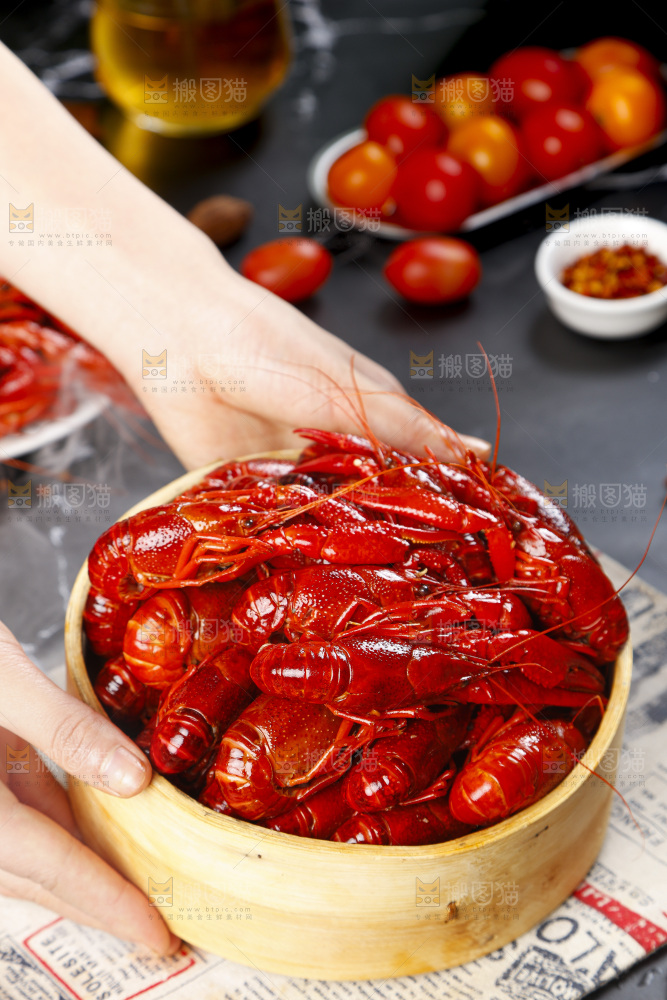 蒸笼里放着蒸虾