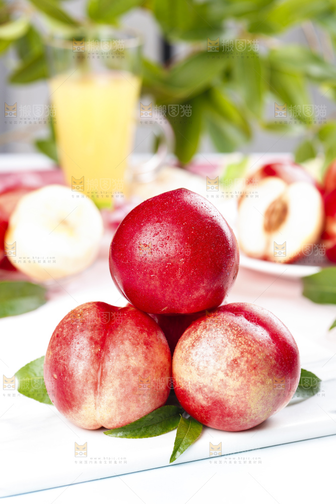 石板上的攀枝花白肉油桃