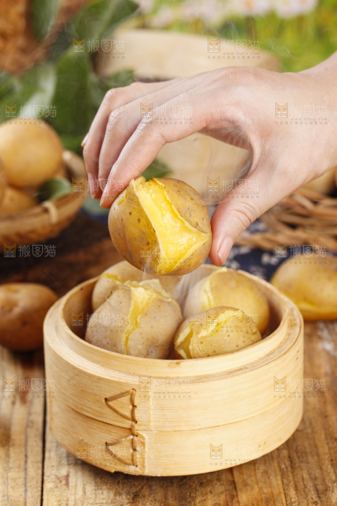 蒸笼里放着湖北高山小土豆