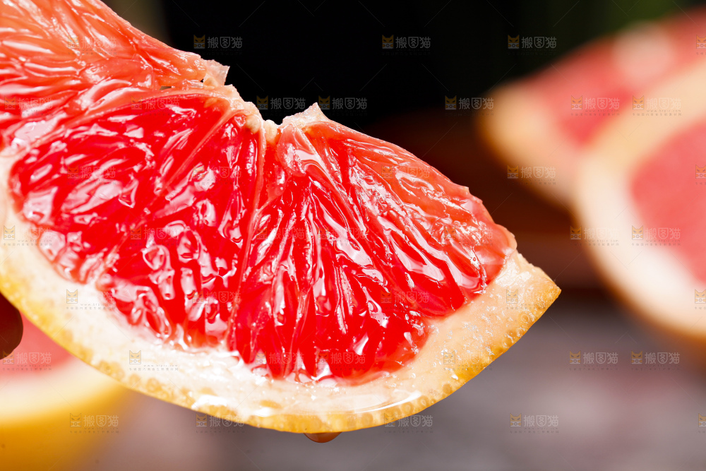 叉子上叉着西柚果肉