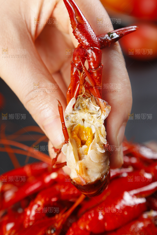 手里拿着蒸小龙虾