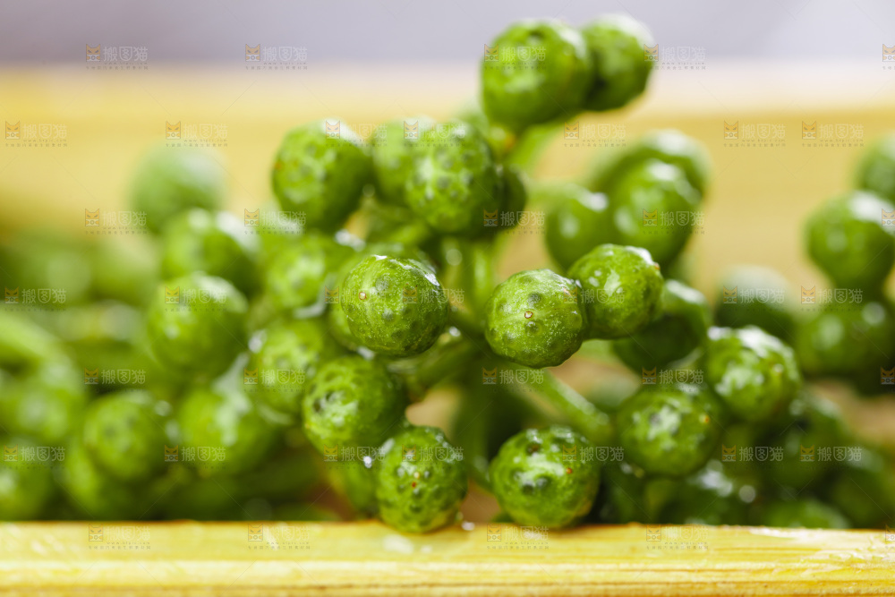 木板上的九叶青花椒