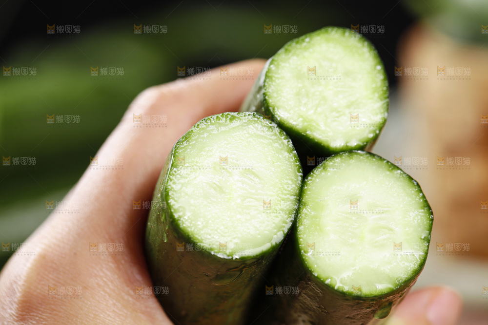 木板上的水果黄瓜