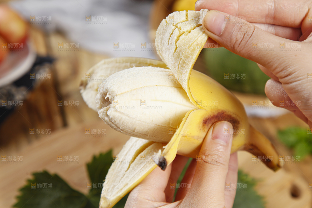 手里拿着苹果香蕉